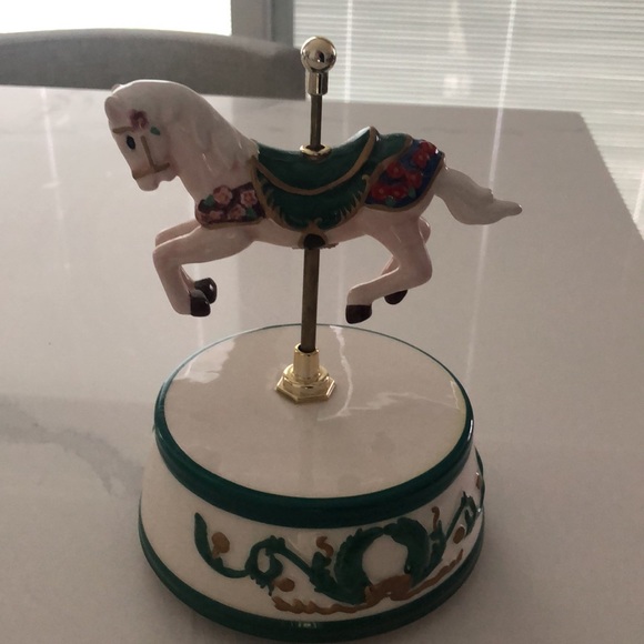 Mr Christmas Music Carousel - Picture 1 of 3